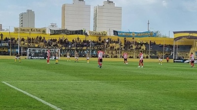 Federal A: Olimpo, con minutos de Vila en cancha, convirti&oacute; los dos goles que necesitaba y sigue en competencia