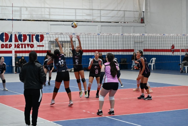 Tornquist fue sede de una nueva fecha del torneo Apertura de la Asociaci&oacute;n Bahiense de V&oacute;leibol (30 fotos)