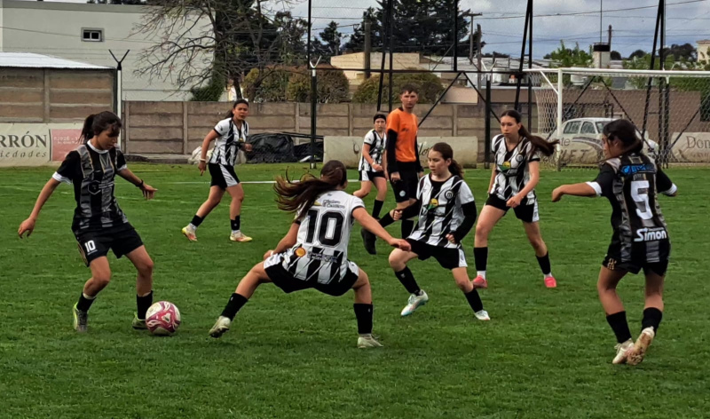 LRF: Blanco y Negro sigue l&iacute;der e invicto en Sub 15 femenina
